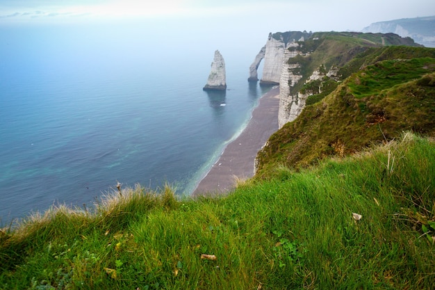 De beaux paysages sur la falaise d'Etretat par temps nuageux. La France