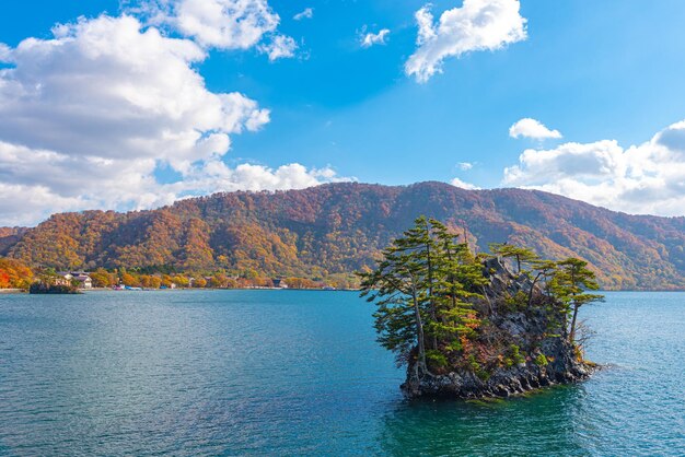 Beaux paysages de feuillage d'automne L'automne est plein de couleurs magnifiques Vue du lac Towada