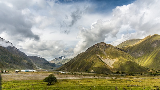 Beaux paysages avec de hautes montagnes de Géorgie