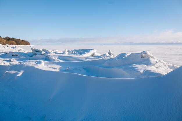 Beaux paysages d'hiver Champ de neige blanche et de glace à l'horizon Sensation légère et aérée et palette de couleurs claires