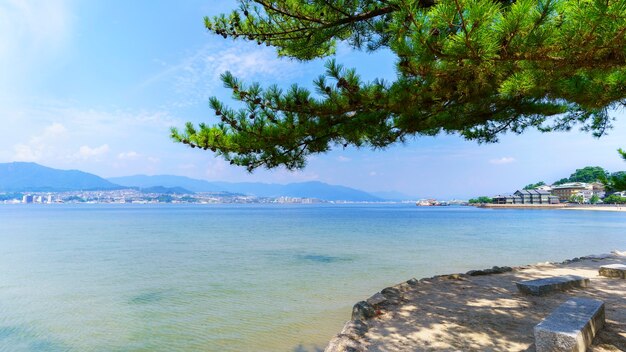 Beaux paysages de l'île de Miyajima avec vue sur Miyajimaguchi et la mer intérieure