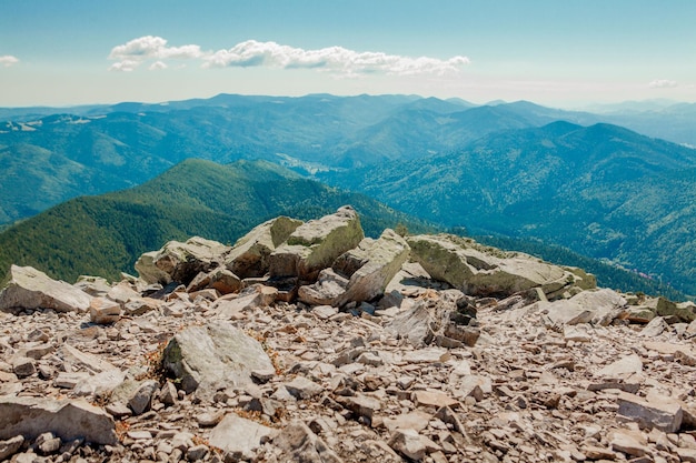 Beaux paysages de montagne avec les Carpates ukrainiennes