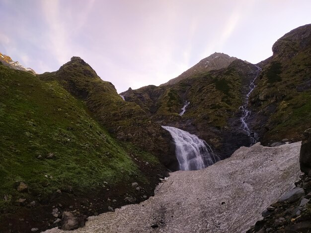 Beaux paysages de montagne avec une cascade