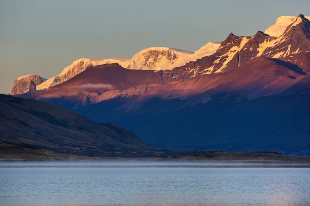 Beaux paysages de montagne en Patagonie. Lac des montagnes en Argentine, en Amérique du Sud.