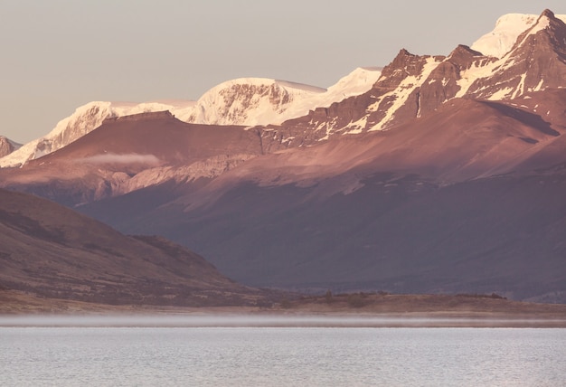 Beaux paysages de montagne en Patagonie. Lac des montagnes en Argentine, en Amérique du Sud.