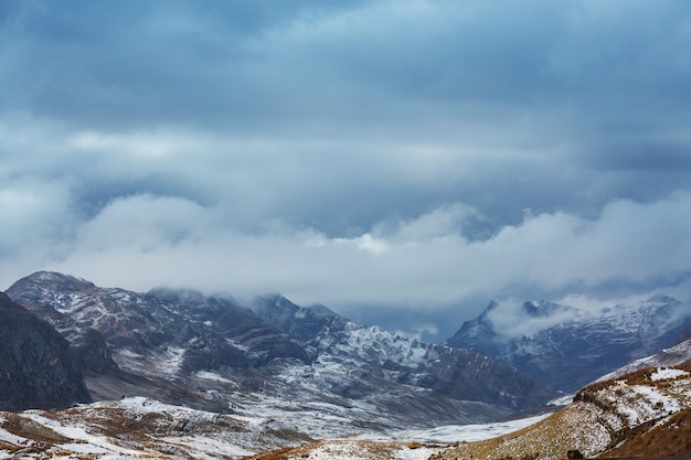 Beaux paysages de montagnes dans la Cordillère Huayhuash, Pérou, Amérique du Sud