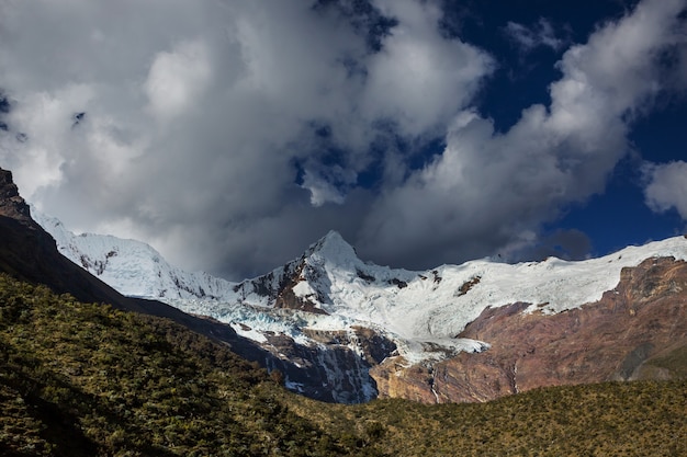 Beaux paysages de montagnes dans la Cordillère Huayhuash, Pérou, Amérique du Sud