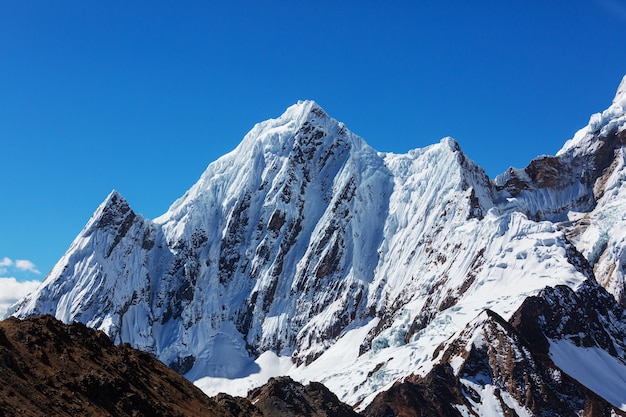 Beaux paysages de montagnes dans la Cordillère Huayhuash, Pérou, Amérique du Sud