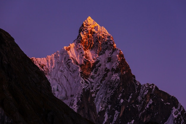 Beaux paysages de montagnes dans la Cordillère Huayhuash, Pérou, Amérique du Sud