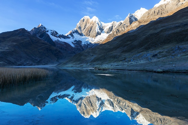 Beaux paysages de montagnes dans la Cordillère Huayhuash, Pérou, Amérique du Sud