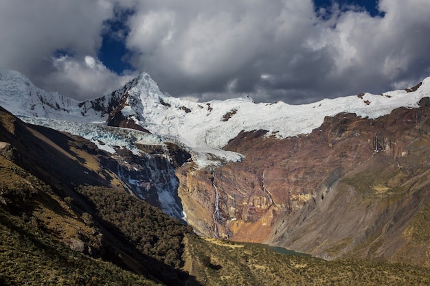 Beaux paysages de montagnes dans la Cordillère Huayhuash, Pérou, Amérique du Sud