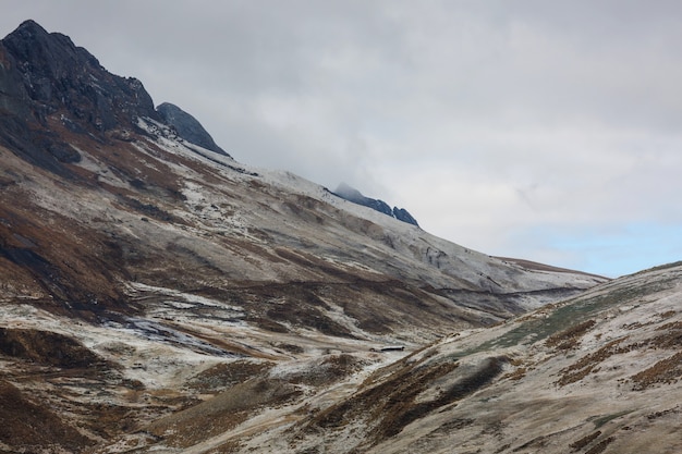 Beaux paysages de montagnes dans la Cordillère Huayhuash, Pérou, Amérique du Sud