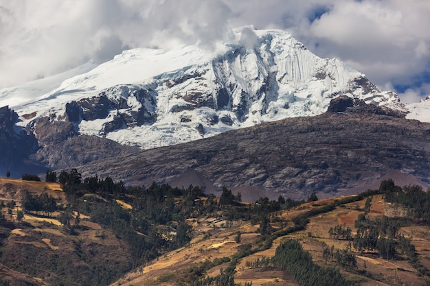 Beaux paysages de montagnes dans la Cordillère Huayhuash, Pérou, Amérique du Sud