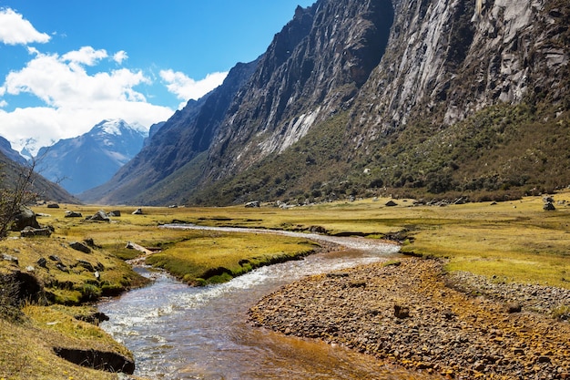 Beaux paysages de montagnes dans la Cordillère Huayhuash, Pérou, Amérique du Sud