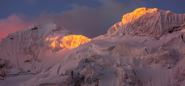 Beaux paysages de montagnes dans la Cordillère Huayhuash, Pérou, Amérique du Sud