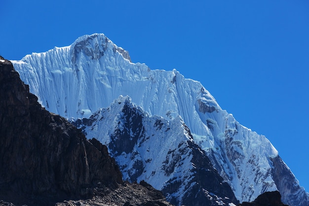 Beaux paysages de montagnes dans la Cordillère Huayhuash, Pérou, Amérique du Sud