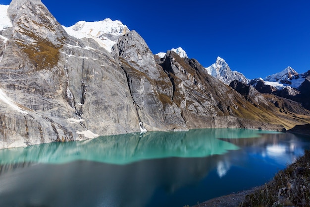 Beaux paysages de montagnes dans la Cordillère Huayhuash, Pérou, Amérique du Sud