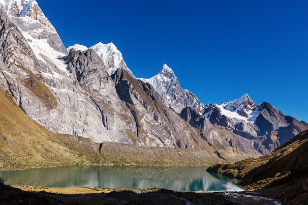 Beaux paysages de montagnes dans la Cordillère Huayhuash, Pérou, Amérique du Sud