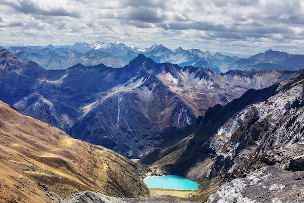 Beaux paysages de montagnes dans la Cordillère Huayhuash, Pérou, Amérique du Sud