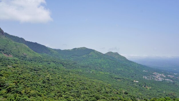 Beaux paysages des montagnes Ooty avec une couverture verte sur les rochers et un ciel nuageux clair