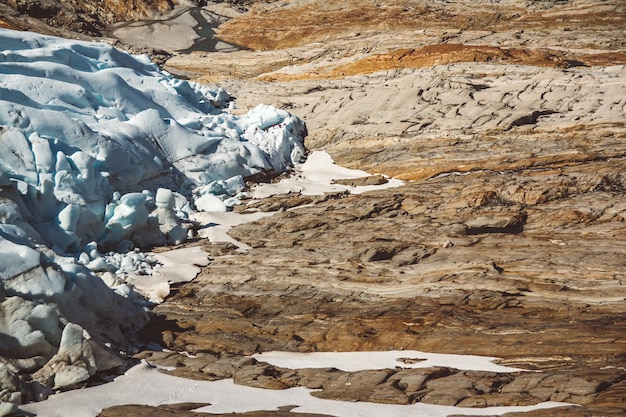 De beaux paysages sur les montagnes et le paysage du glacier Svartisen en Norvège concept d'écologie des repères de la nature scandinave. Neige et glace bleues