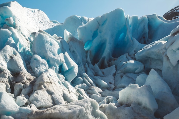 De beaux paysages sur les montagnes et le paysage du glacier Svartisen en Norvège