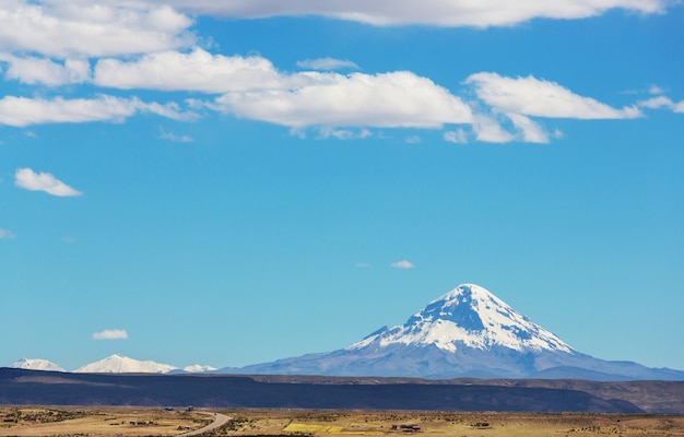 Beaux paysages naturels montagnes volcan région des Andes, Bolivie