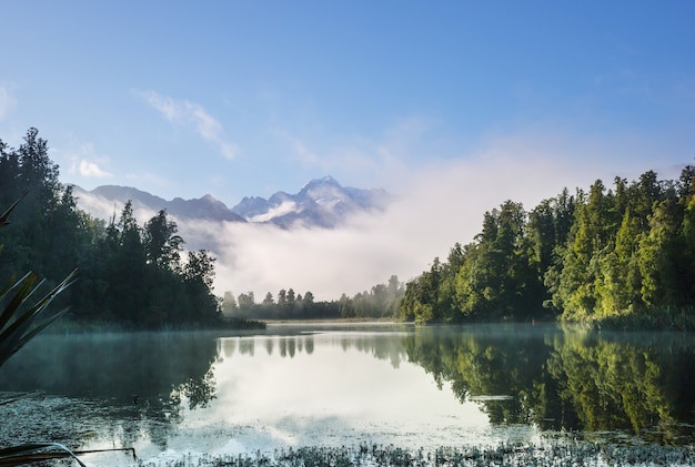 Beaux paysages naturels- réflexion Mt Cook dans le lac Matheson, île du Sud, Nouvelle-Zélande