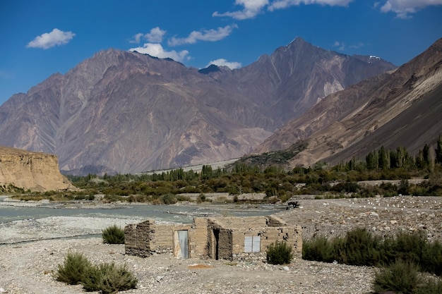 Photo de beaux paysages de la vallée de hunza le long de l'autoroute karakoram gilgit baltistan pakistan