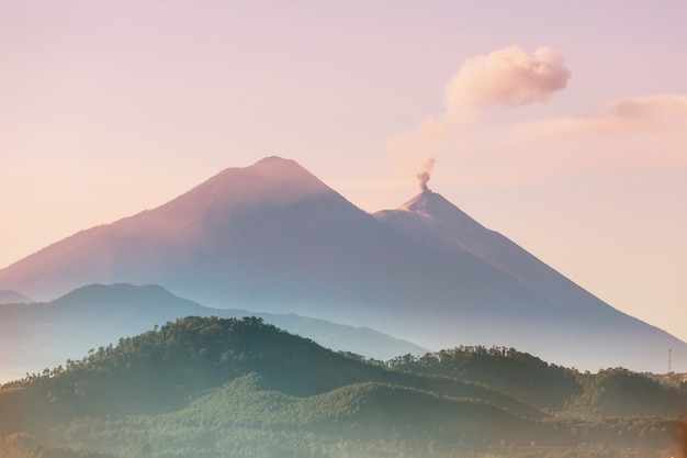 Beaux paysages de volcans au Guatemala, en Amérique centrale