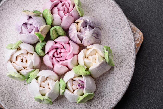 Photo de beaux et savoureux marshmallows sous forme de bourgeons de tulipes