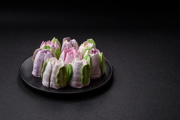 Photo de beaux et savoureux marshmallows sous forme de bourgeons de tulipes