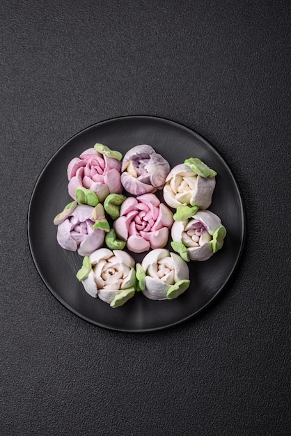 Photo de beaux et savoureux marshmallows sous forme de bourgeons de tulipes