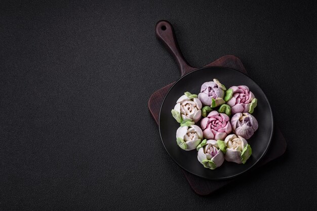 Photo de beaux et savoureux marshmallows sous forme de bourgeons de tulipes