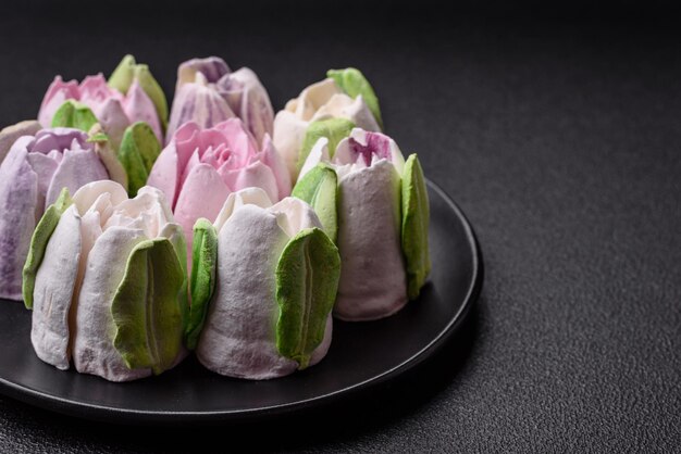 Photo de beaux et savoureux marshmallows sous forme de bourgeons de tulipes