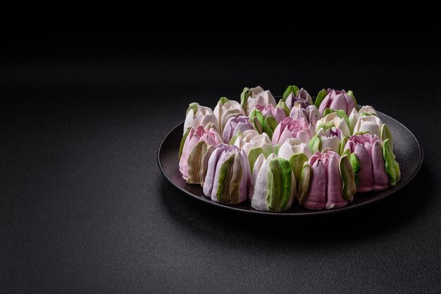 Photo de beaux et savoureux marshmallows sous forme de bourgeons de tulipes