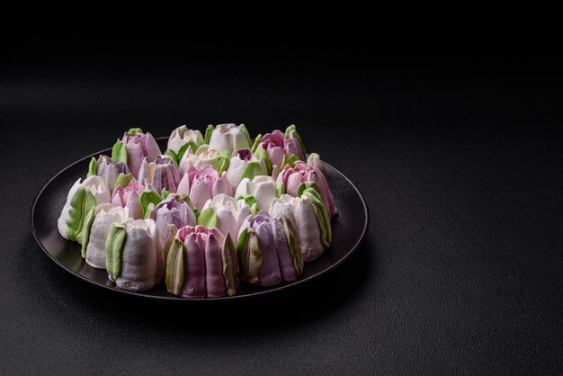 Photo de beaux et savoureux marshmallows sous forme de bourgeons de tulipes