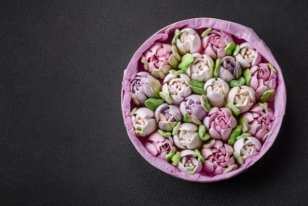 Photo de beaux et savoureux marshmallows sous forme de bourgeons de tulipes