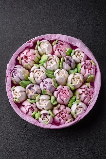 Photo de beaux et savoureux marshmallows sous forme de bourgeons de tulipes