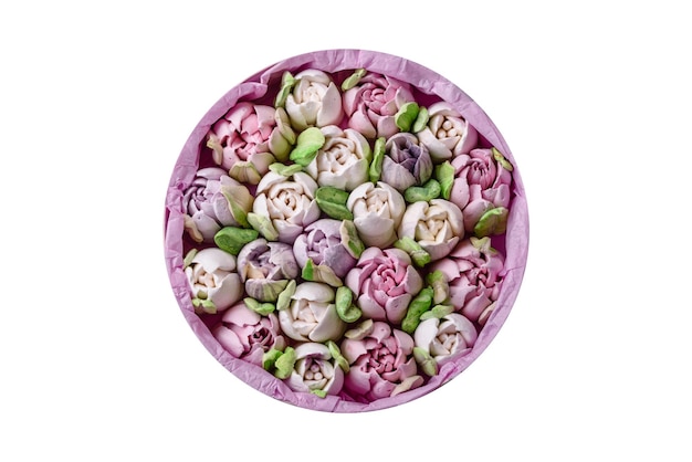 Photo de beaux et savoureux marshmallows sous forme de bourgeons de tulipes