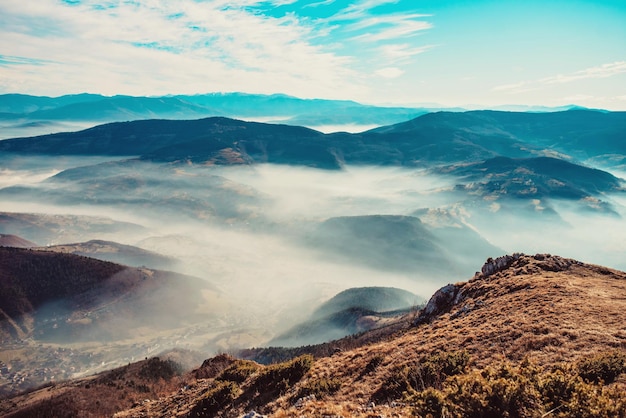 Beaux sommets de montagne dans la brume matinale