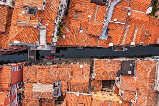 Beaux toits oranges de Venise en Italie. Vue aérienne. Point de repère de Venise d'en haut.