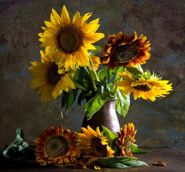 Beaux tournesols dans un vase