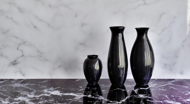 beaux vases en céramique luxueux sur carrelage en haute résolution et netteté avec un bon éclairage