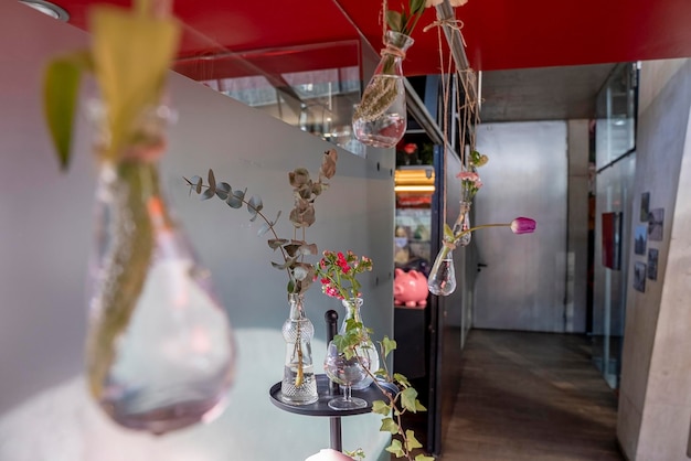 Beaux vases à fleurs variés décorés dans la chambre d'un luxueux complexe