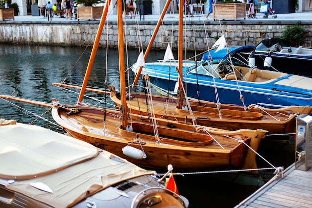 De beaux yachts en bois amarrés dans la baie