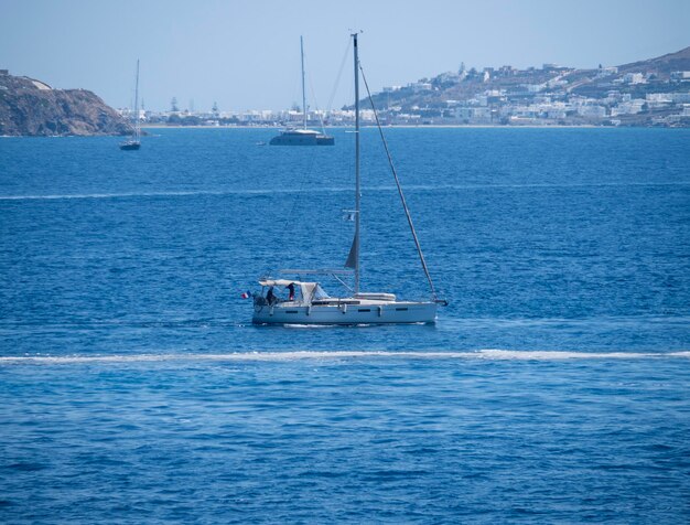 De beaux yachts sur la mer Égée calme sur l'île de Mykonos en Grèce