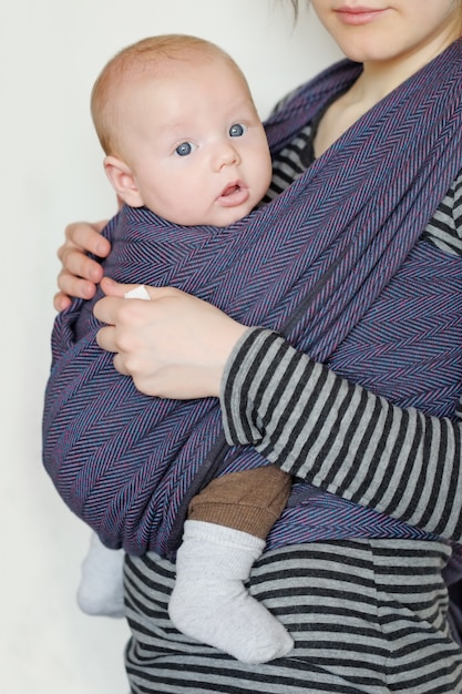 Bébé de 3 mois en écharpe
