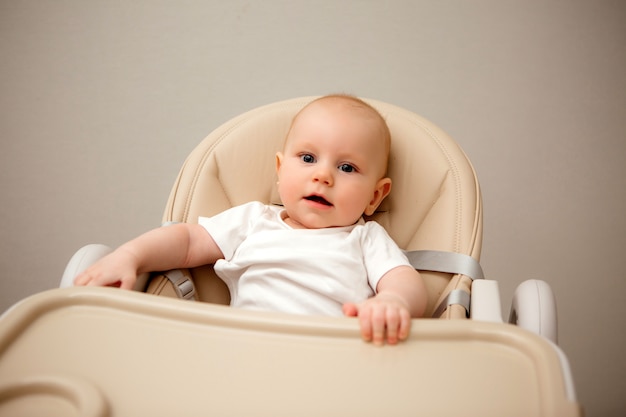 bébé, 5 mois, séance chaise haute, sourire