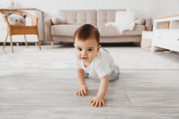 Bébé de 9 mois apprend à ramper à la maison bébé rampant sur le sol